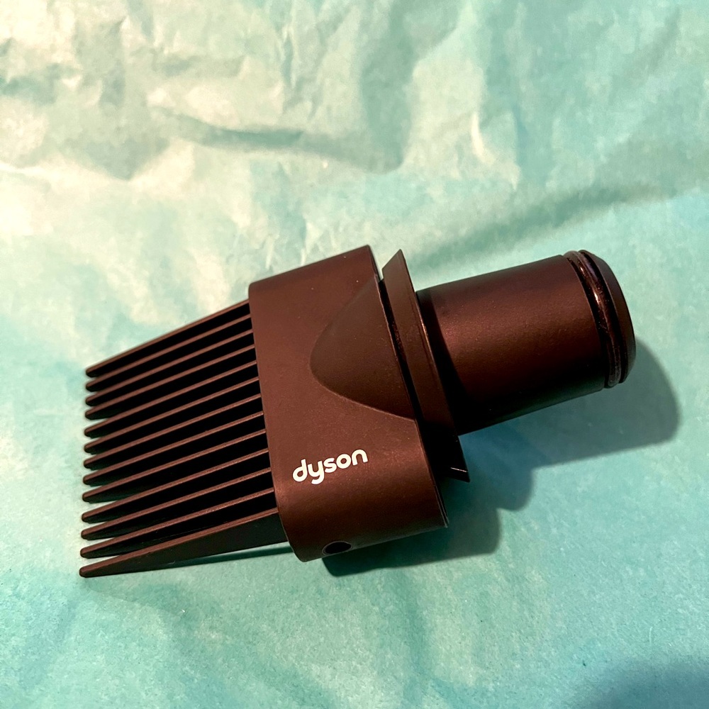 New Dyson Supersonic hairdryer styling concentrator attachment